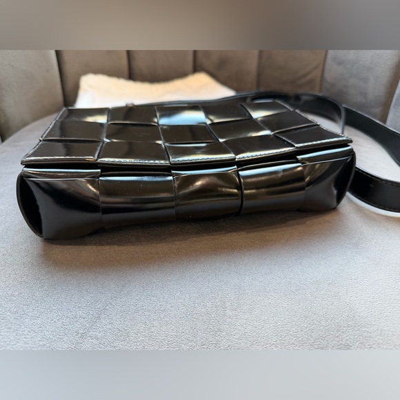 BOTTEGA VENETA Spazzolato Intrecciato Maxi Cassette Shoulder Bag Patent Black - Picture 7 of 14